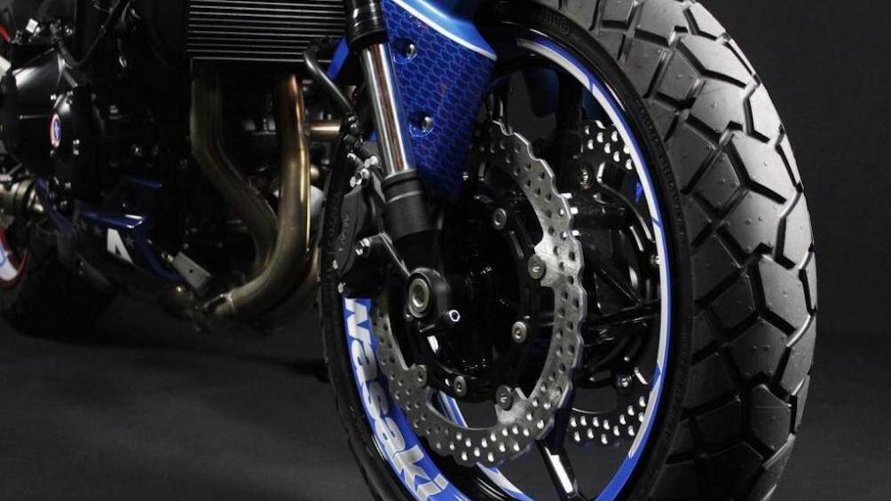 Z900 Captain America cũng đã không còn yên cho người ngồi sau, thay vào đó là ốp yên solo với phần đệm đỡ eo sau người lái cũng bọc da nâu