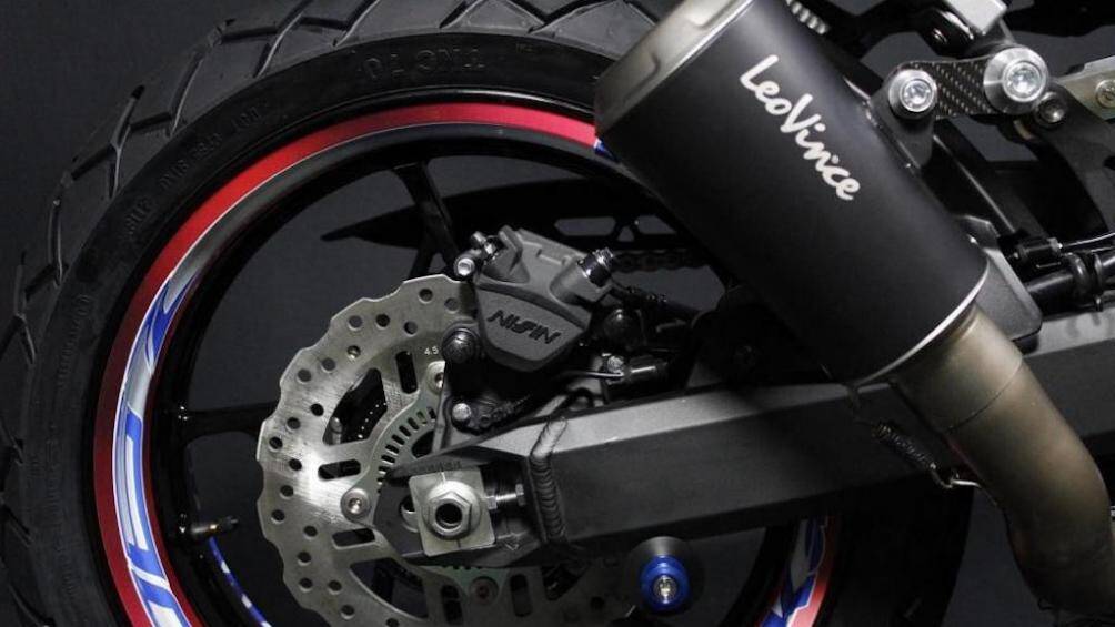 Hệ thống xả nguyên bản được 2-Rad Wehrli loại bỏ để nhường chỗ cho pô LeoVince lon ngắn cho âm thanh ấn tượng hơn