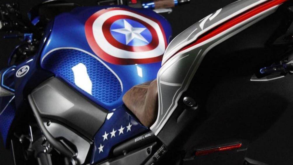 Một số chi tiết trên xe như dè trước, tấm ốp hai bên két nước và đuôi xe cũng được trang trí bằng các logo, hoạ tiết gắn liền với hình ảnh của Captain America