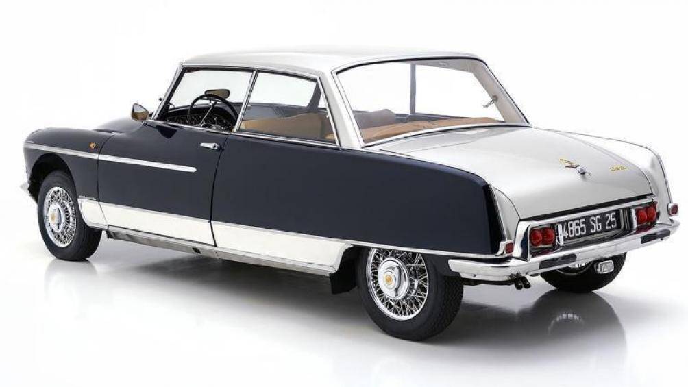 Sau khi Citroen tiết lộ DS tại salon ô tô Paris 1955, Henri Chapron đã mua một chiếc từ nhà máy và độ xe thành Cabriolet (kiểu xe hai cửa mui trần)