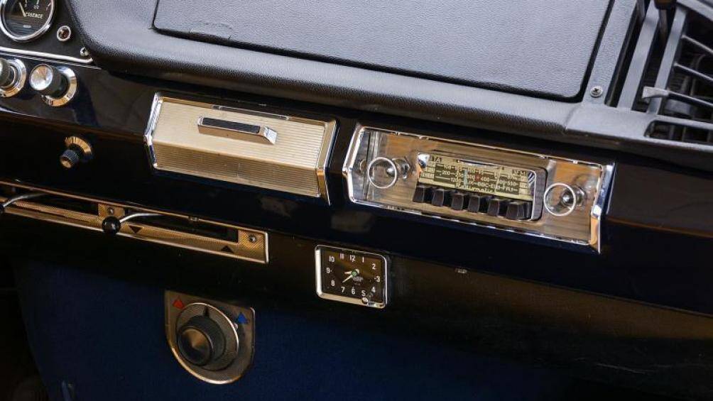 Chiếc xe có tất cả mọi thứ từ cửa sổ điện đến bọc da, đài FM Radiomatic với ăng-ten Hirschmann tự động, đèn sương mù Marchal và bánh xe dây Robergel