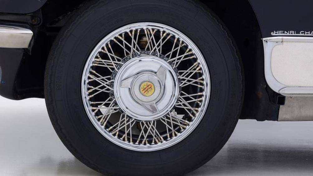 Trang trí bên ngoài là sơn Midnight Blue và Shell Grey. Bản độ này khi ấy có giá 8.000 USD, tương đương khoảng 65.516 USD hiện nay