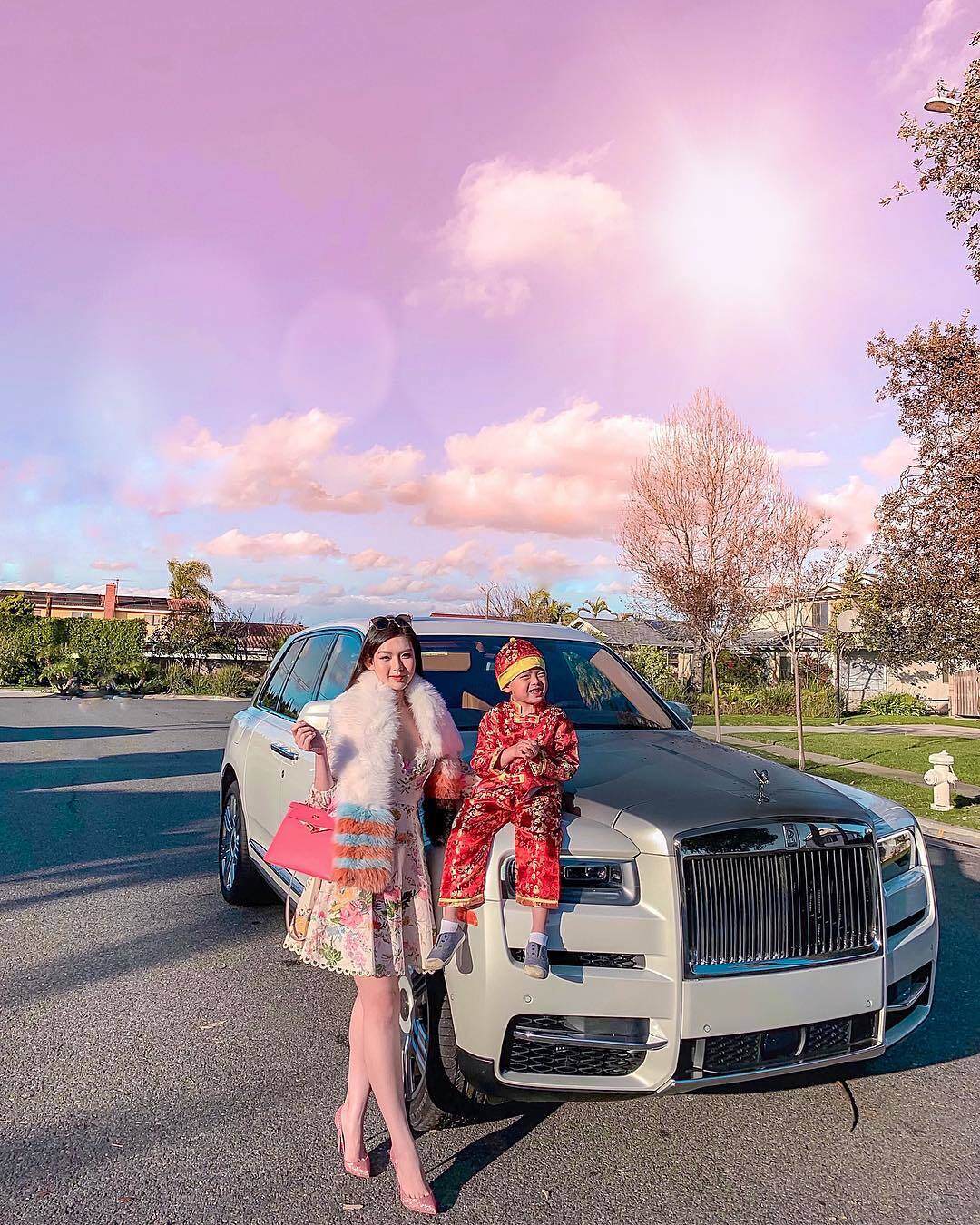 Sau khi tốt nghiệp đại học ở Singapore, Tiểu Giang sang Mỹ định cư và kết hôn, sinh con