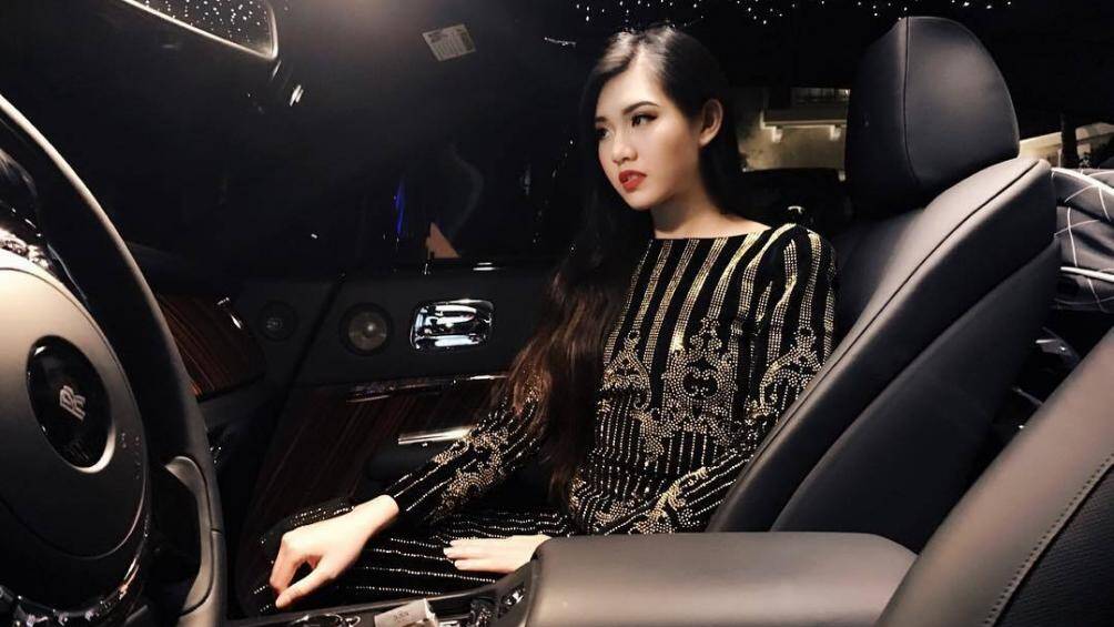 Trên Instagram cá nhân, ảnh chụp bên cạnh những chiếc Rolls-Royce phổ biến nhất, từ dòng Wraith, Cullinan cho đến Phantom VIII