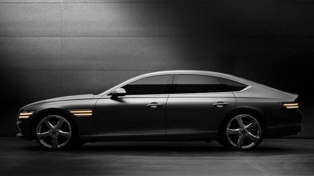 G80 2021 sở hữu một tấm lưới tản nhiệt kiểu khiên chắn cỡ lớn, bao quanh có tới 4 cụm đèn pha của thương hiệu Genesis