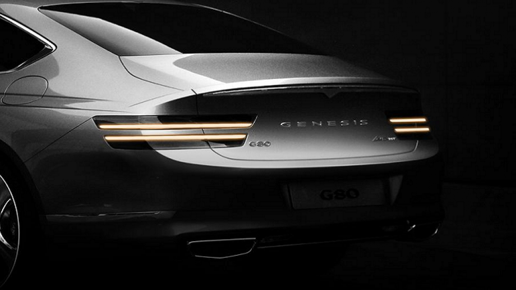 Đuôi xe cũng không kém ấn tượng khi Genesis tạo hình móng ngựa cho phần cốp của G80, trên đó vẫn là cụm đèn hậu 4 mảng và hệ thống xả hình chiếc khiên