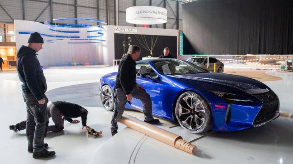 Lexus bọc bánh xe bằng nilon để di chuyển ra khỏi khu trưng bày