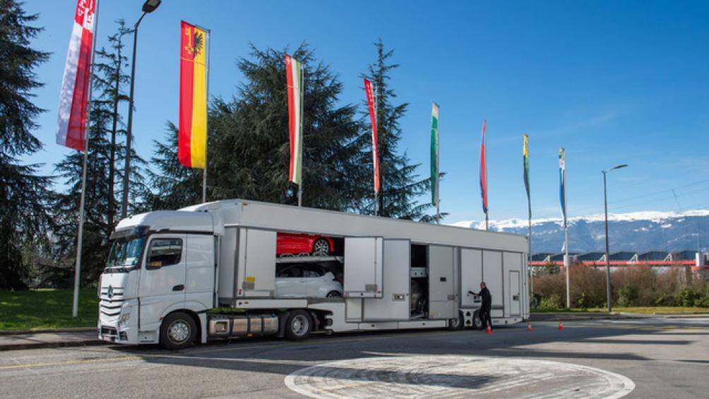 Những chiếc xe lầm lũi trở về show room sau khi triển lãm bị hủy