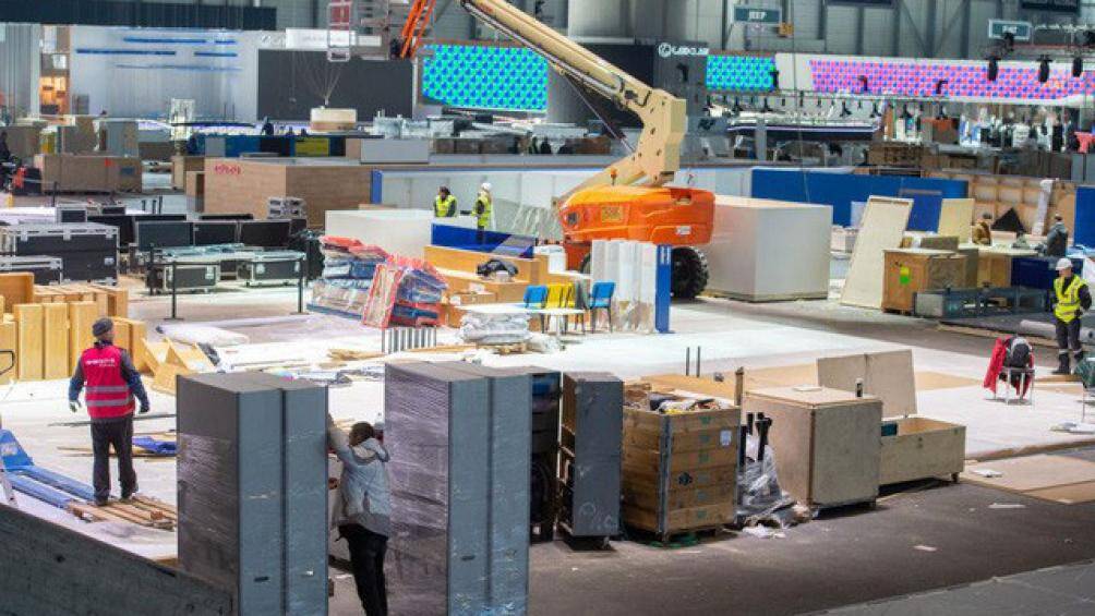 Công nhân bận rộn tháo dỡ các gian trưng bày