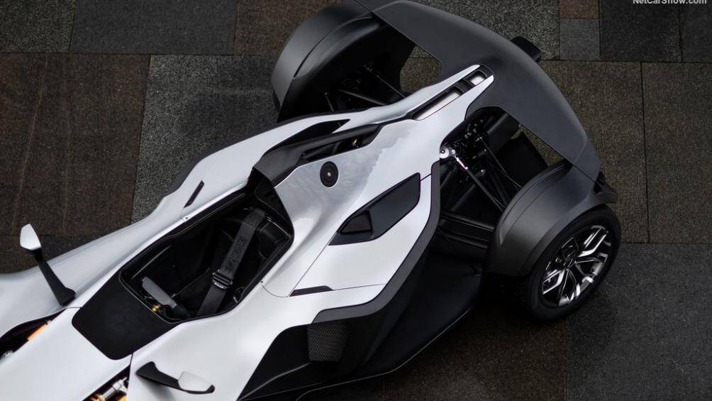 Thân xe hạ xuống 20 mm khiến BAC Mono 2020 có trọng tâm thấp hơn