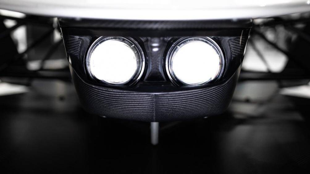 Phiên bản 2021 còn được trang bị thêm hệ thống đèn nằm ngay trung tâm đầu xe công nghệ LED