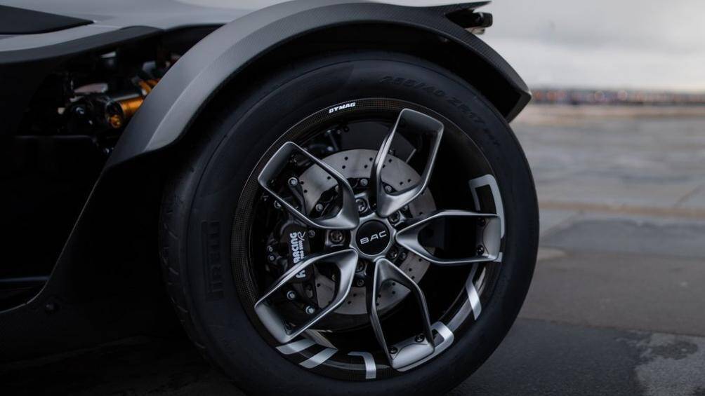 Ngoài ra, khách hàng cũng có thể thay thế bộ đĩa phanh tiêu chuẩn sang chất liệu carbon ceramic