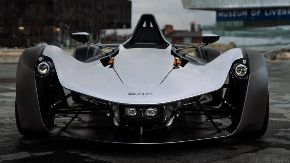 Nổi bật nhất là hệ thống đèn pha trung tâm, bên cạnh 2 bóng cầu nằm về 2 bên thân xe