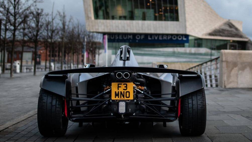 Thiết kế phần đuôi xe cũng có sự thay đổi với chiều ngang nhỏ hơn cùng hệ thống đèn hậu cũng được tinh chỉnh