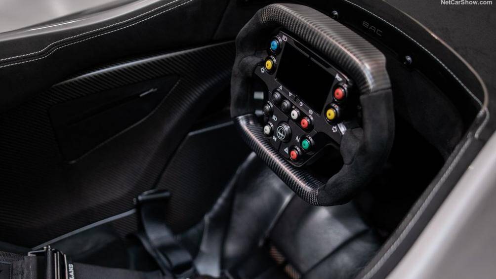 Về nội thất, vô lăng và sàn xe được làm từ vật liệu sợi carbon