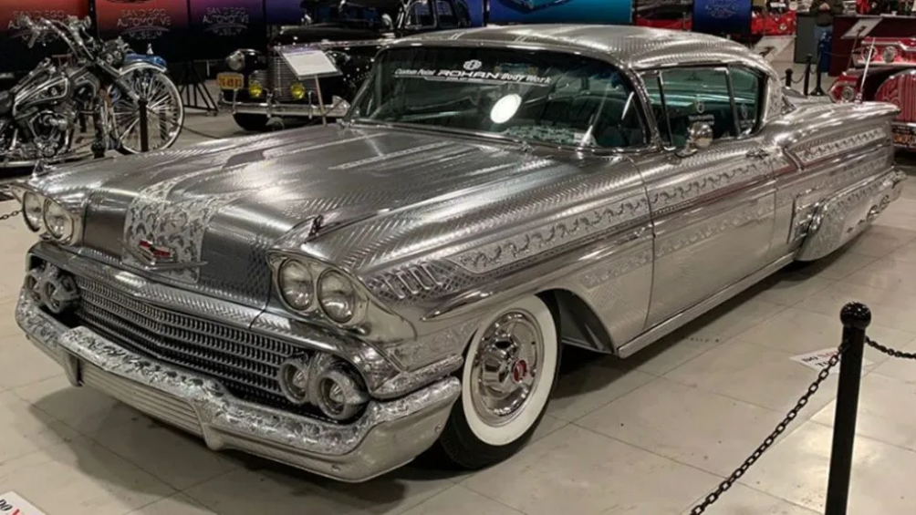 Chiếc xế độ Chevrolet Impala 1958 của hãng độ Kuhl Racing khiến nhiều người bất ngờ bởi những họa tiết ngoại thất độc đáo