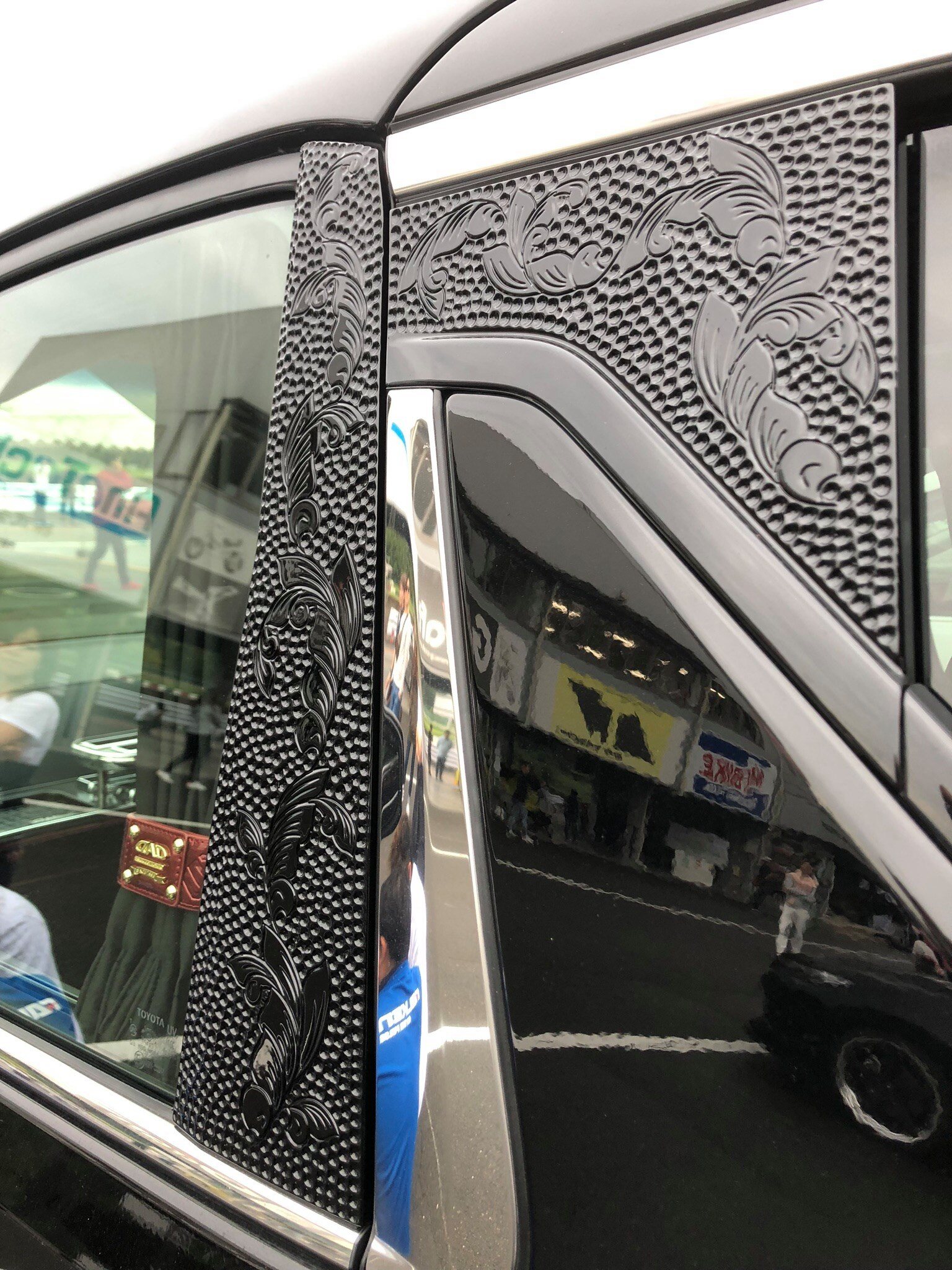 Mặc dù hai chiếc xe này không có màu sơn “chạm khắc” như Chevrolet Impala 1958 này, nhưng cả hai đều có màu sơn nổi bật