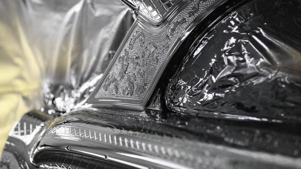 Họa sĩ chịu trách nhiệm hoàn thiện đã sử dụng giấy nến trong thân xe để làm cho nó trông như được chạm khắc