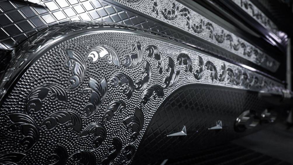 Hãng độ Kuhl Racing đã tạo ra một loạt những chiếc xe độc bản trong những năm gần đây với thân xe được trang trí từ kim loại sáng bóng