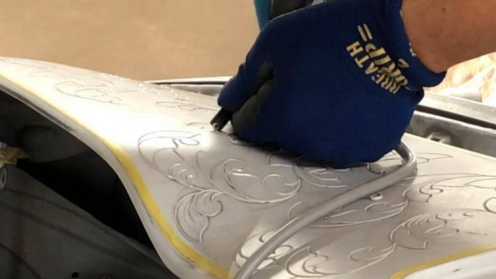 Thực chất, chiếc Impala này được trang trí bởi lớp sơn đồ họa 3D với các sắc thái bạc khác nhau