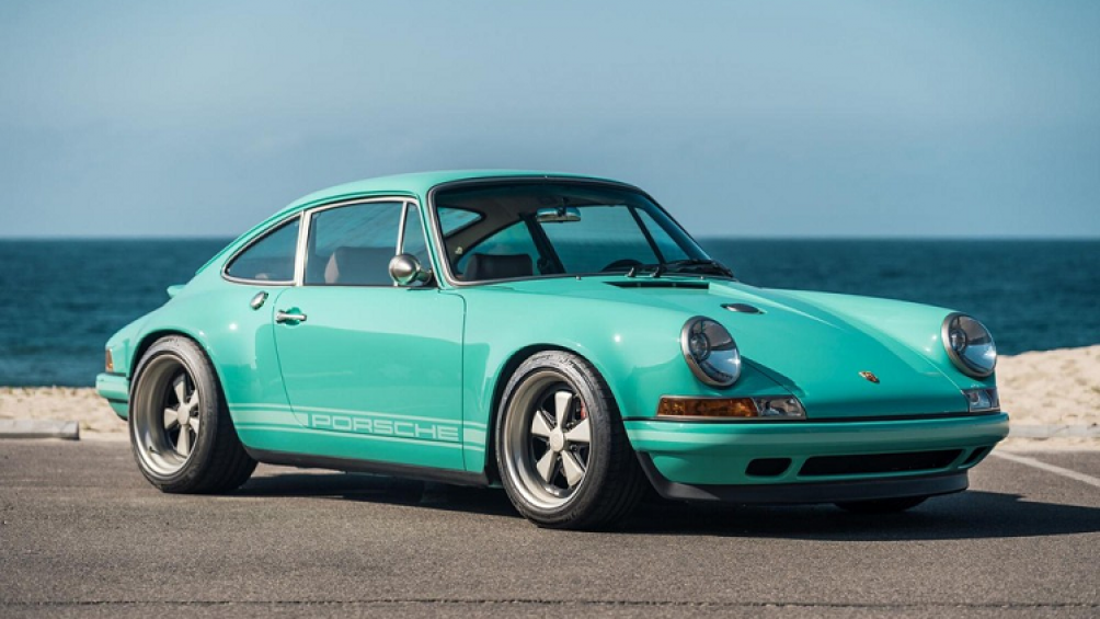 Mới đây, một chiếc Porsche 911 Reimagined by Singer 1991 đang được chào bán thông qua RM Sotheby’s với giá 875.000 USD (hơn 20 tỷ đồng)