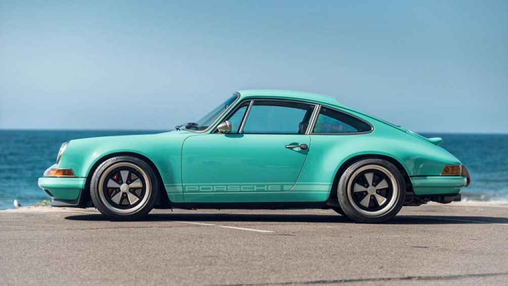 Chiếc Porsche 911 Malibu 1991, đã được độ và thiết kế lại bởi công ty Singer trong năm 2016 và là chiếc 911 cổ điển thứ 71 được phục chế và độ từ Singer