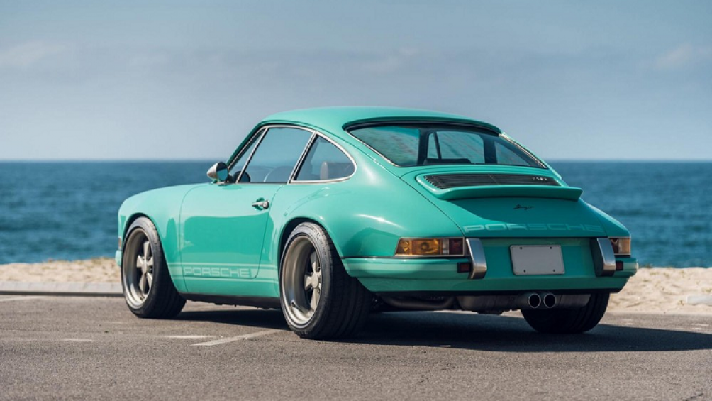 Nó mang một màu sơn xanh đặc biệt gọi là Mintarrini, hàng chữ Porsche màu trắng được tô điểm bên sườn