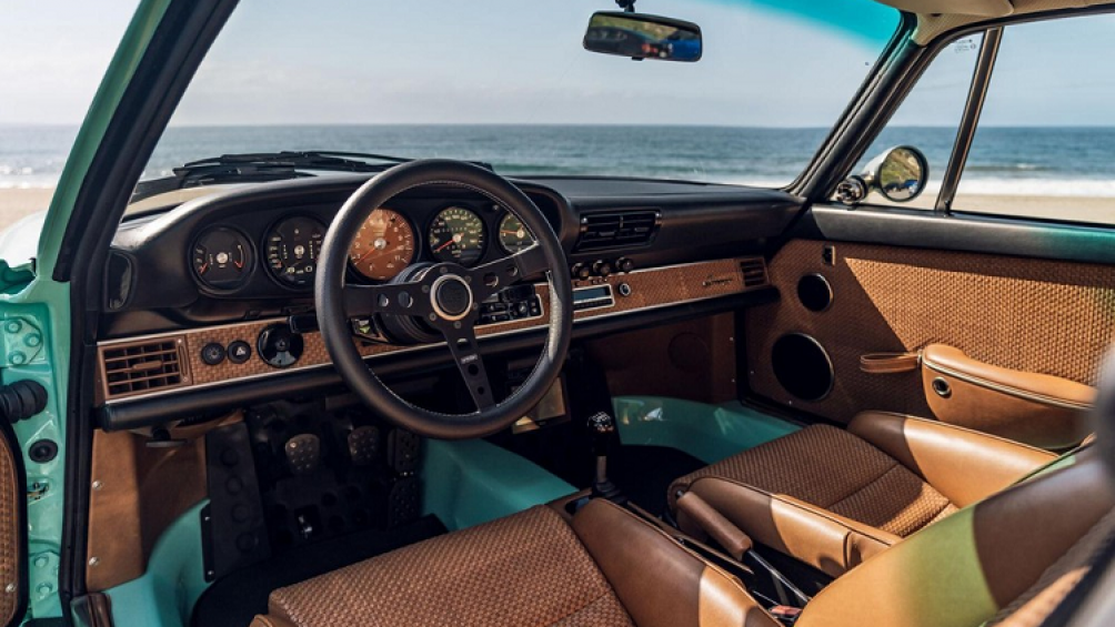 Không chỉ ngoại thất, công ty Singer xuất sắc trong việc độ và cải tiến không gian nội thất của 911 cổ điển