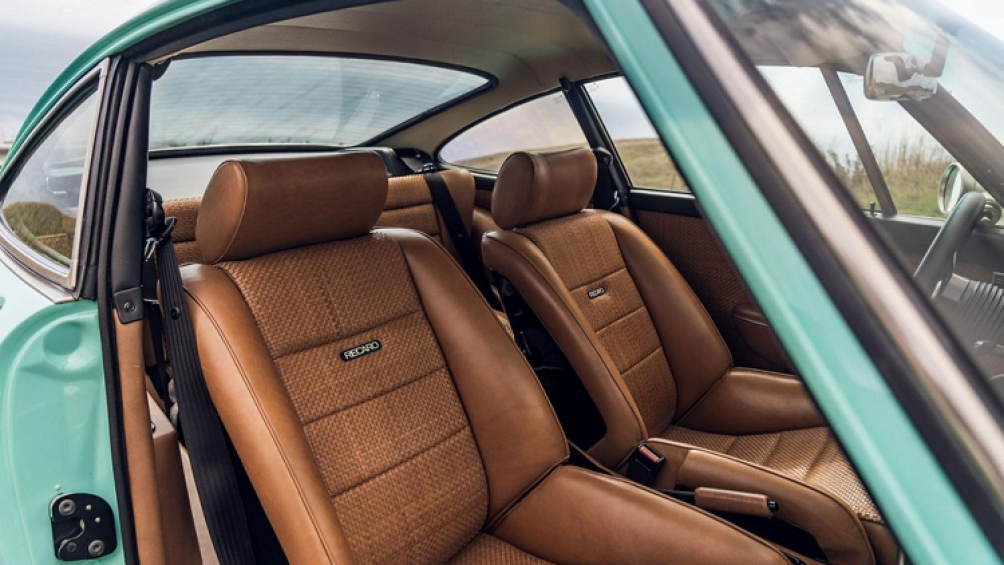 Đối với dự án Malibu, công ty đã bao phủ nội thất với chất liệu da rám nắng và Alabaster đẹp đến choáng ngợp, vô lăng 3 chấu, mặt táp lô bọc da màu đen