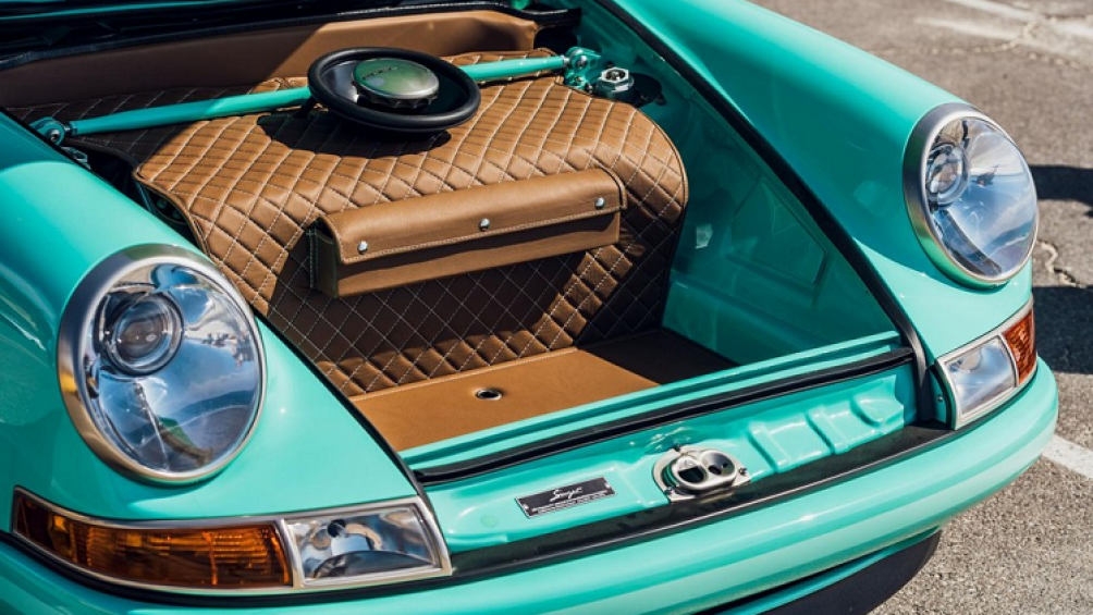 Không gian cốp ở phía trước xe cũng được bọc da tương xứng với nội thất