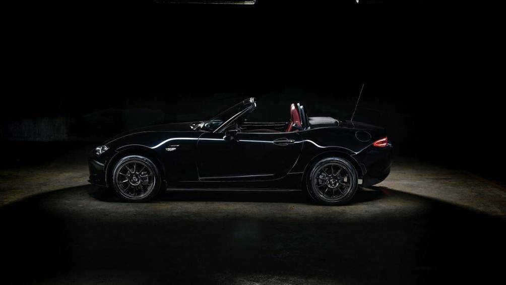 Miata MX-5 là dòng xe thể thao mui trần 2 chỗ ngồi do hãng Mazda Nhật Bản sản xuất. Thế hệ đầu tiên của mẫu xe này ra mắt tại Mỹ vào năm 1989