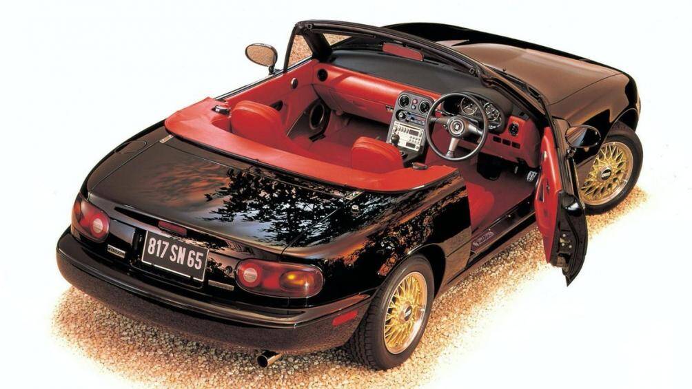 Ngoại thất của của xe được sơn màu màu đen bóng lịch lãm, kết hợp cùng nội thất bọc da màu đỏ và bánh xe được chế tạo độc quyền