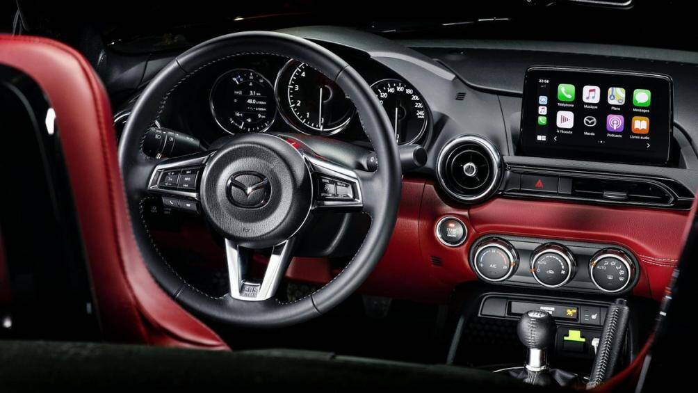 Các huy hiệu được đánh số trên chắn bùn trước, bảng điều khiển và chìa khóa cũng làm nổi bật tính độc quyền của phiên bản Eunos