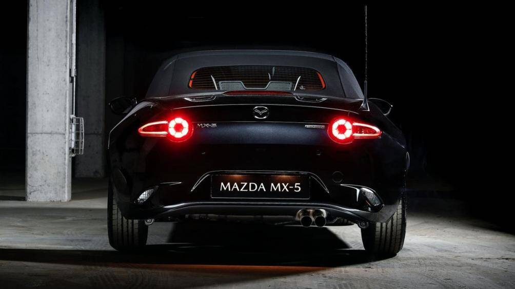 Chiếc roadster này sẽ được bán tại các đại lý Pháp trong tháng 3 với mức giá khởi điểm khoảng 39.000 USD đắt hơn 13.000 USD so với dòng Miata MX-5 tiêu chuẩn