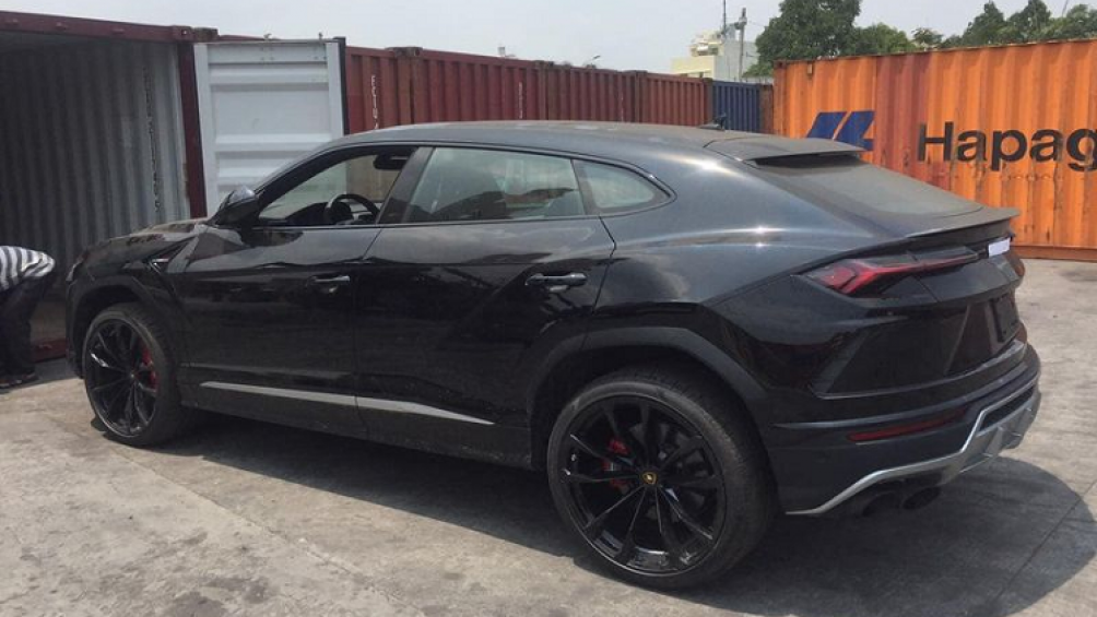 Mới đây, trên trang cá nhân, thiếu gia Dương Kon (Đỗ Bình Dương) đã bất ngờ chia sẻ loạt ảnh khui công siêu SUV Lamborghini Urus của mình tại cảng Hải Phòng