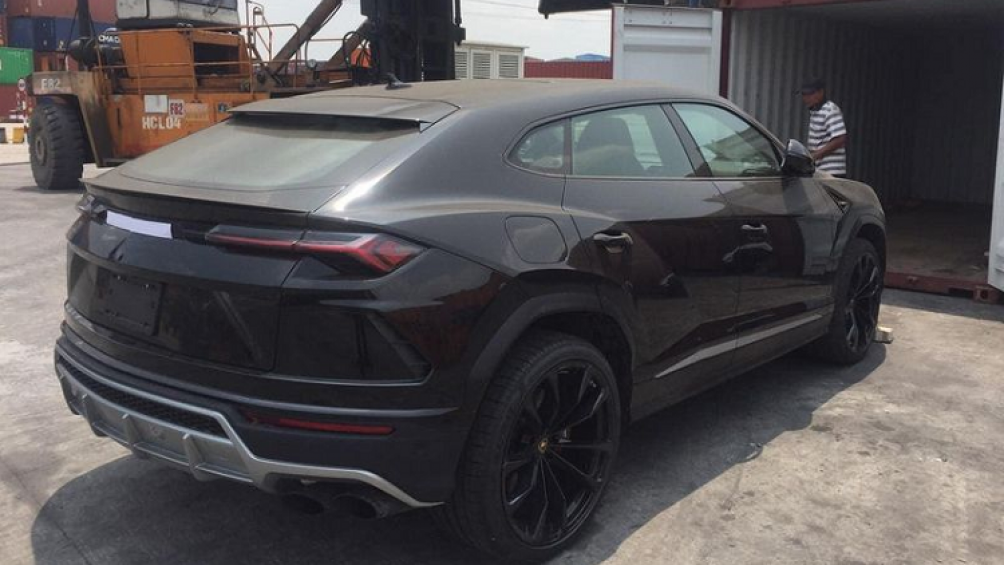 Siêu phẩm Lamborghini Urus của Dương Kon sở hữu nước sơn ngoại thất màu đen huyền bí