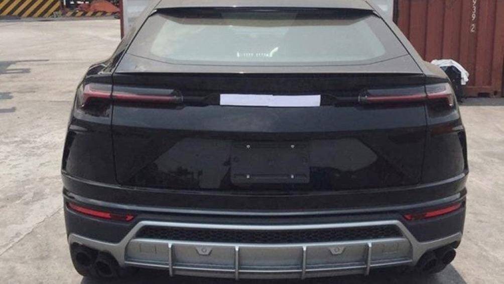 Chiếc siêu SUV Lamborghini Urus còn có các chi tiết sơn màu bạc đối lập, bên cạnh đó là cặp ống xả kép của xe sơn đen nhám