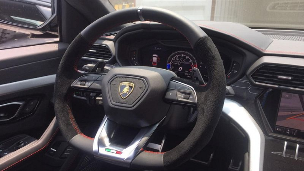 Xe được trang bị 2 màn hình giải trí và kết nối hệ thống thông tin giải trí Lamborghini (LIS)