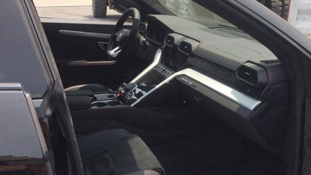 Cụm điều khiển của mẫu siêu SUV Lamborghini Urus cũng bao gồm nút khởi động và chế độ lựa chọn lái Anima của xe với 6 tính năng lái