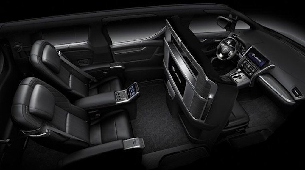 Dựa trên cơ sở bản Royal Lounge của Alphard, toàn bộ khoang sau chỉ có 2 ghế ngồi