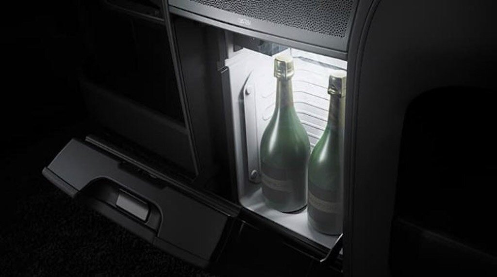 Ngoài ra phiên bản siêu sang này còn có tủ lạnh và khoang riêng để các "VIP" đựng ca-táp