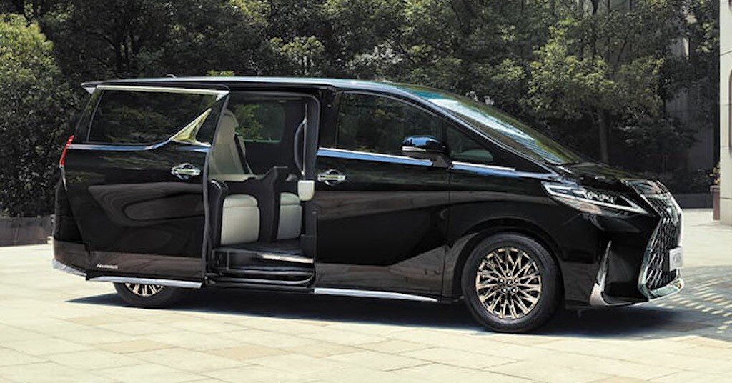 Mọi bản LM 300h bán ở Thái Lan đều được trang bị mâm đúc 17 inch, đèn pha LED, bảng đồng hồ Optitron màn hình 4,2 inch