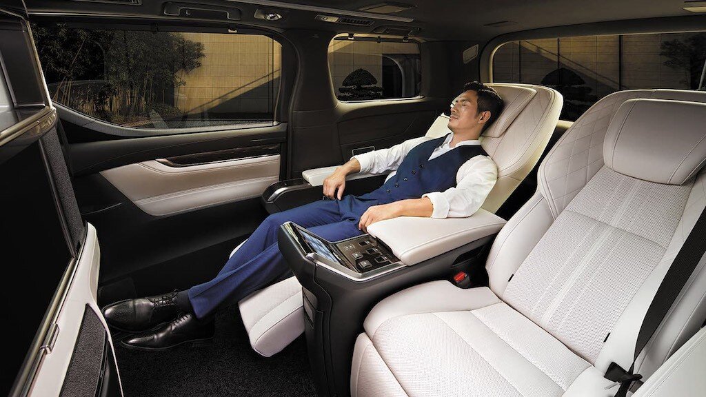 Điểm đặc biệt của mẫu MPV cao cấp này nằm ở nội thất - cụ thể hơn là khoang sau của phiên bản 4 chỗ