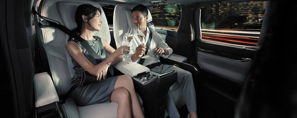 Nhờ kết hợp với động cơ điện, chiếc xe chỉ có mức tiêu thụ trung bình 6,4l/100km và thải 150g CO2 cho mỗi km lăn bánh