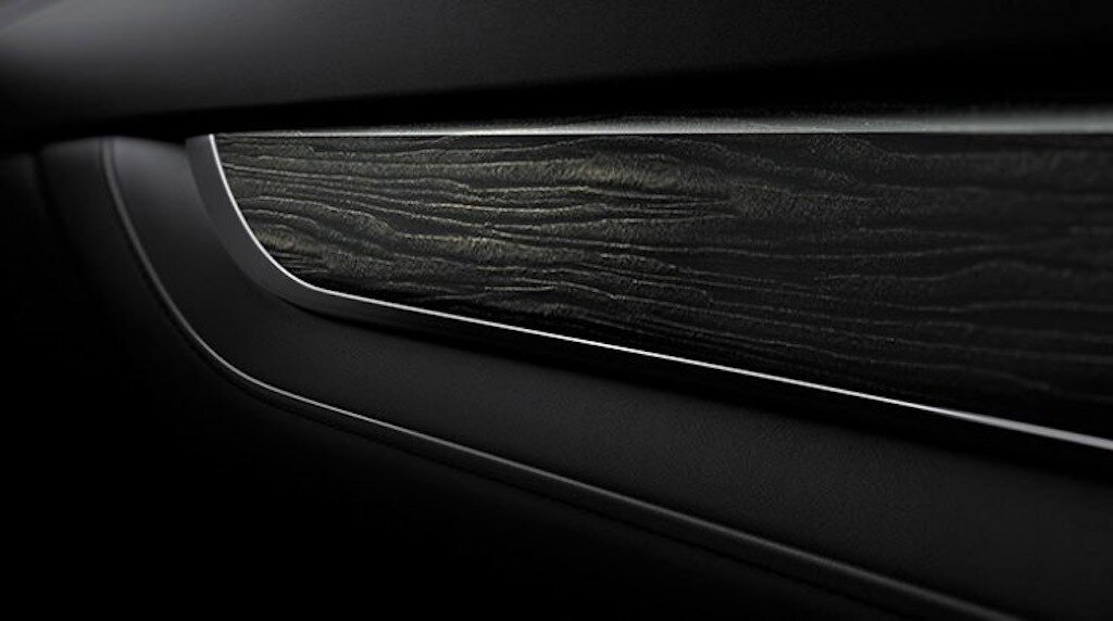 Các tính năng nổi trội khác bao gồm hệ thống điều hoà S-Flow, cửa sổ trời lớn và các chi tiết trang trí mực bạc Gin-Sui-Boku Nhật Bản