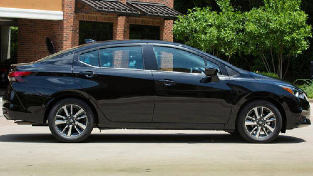 1. Nissan Versa 2020 (giá khởi điểm: 14.730 USD)