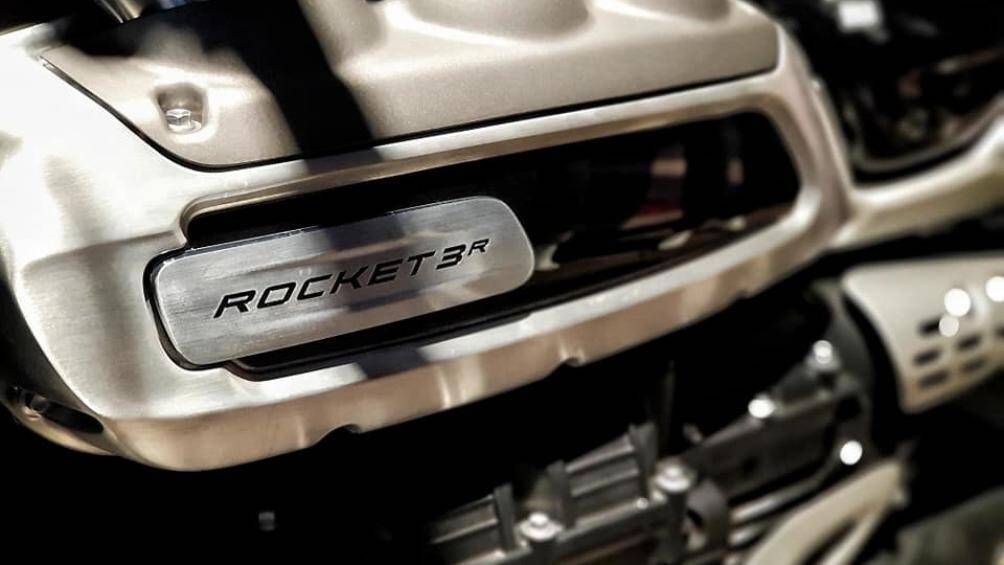 Triumph Rocket 3 bản R có chiều rộng 889 mm, cao 1.065 mm, trục cơ sở dài 1.677 mm và chiều cao yên 773 mm