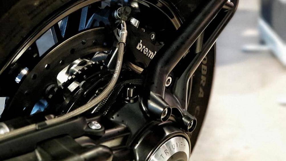 Phanh sau cũng Brembo, 4 piston, đĩa đơn đường kính 300mm