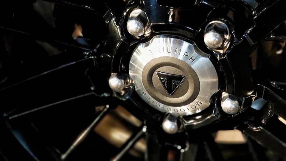 Các công nghệ hiện đại khác có thể kể đến như hệ thống Kiểm soát lực kéo Traction Control, Hỗ trở khởi hành ngang dốc, Cruise control