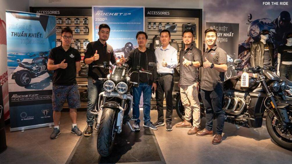 Cả 2 chỉ khác biệt nhau một chút về thiết kế và trang bị, ngoài ra nền tảng động cơ và khung gầm tương tự nhau